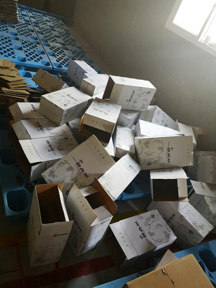 實(shí)業(yè)公司全員齊上陣，爭(zhēng)分奪秒完成健康產(chǎn)品中秋禮盒的包裝工作